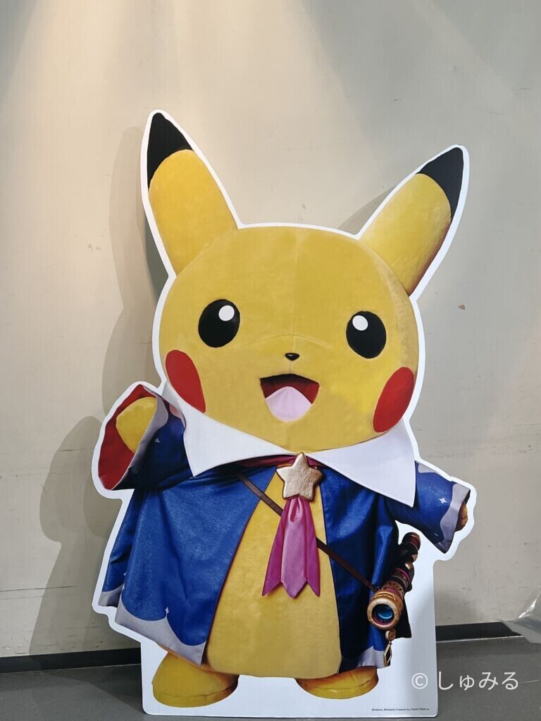 マントを着て望遠鏡を持つほしぞらピカチュウの等身大パネル